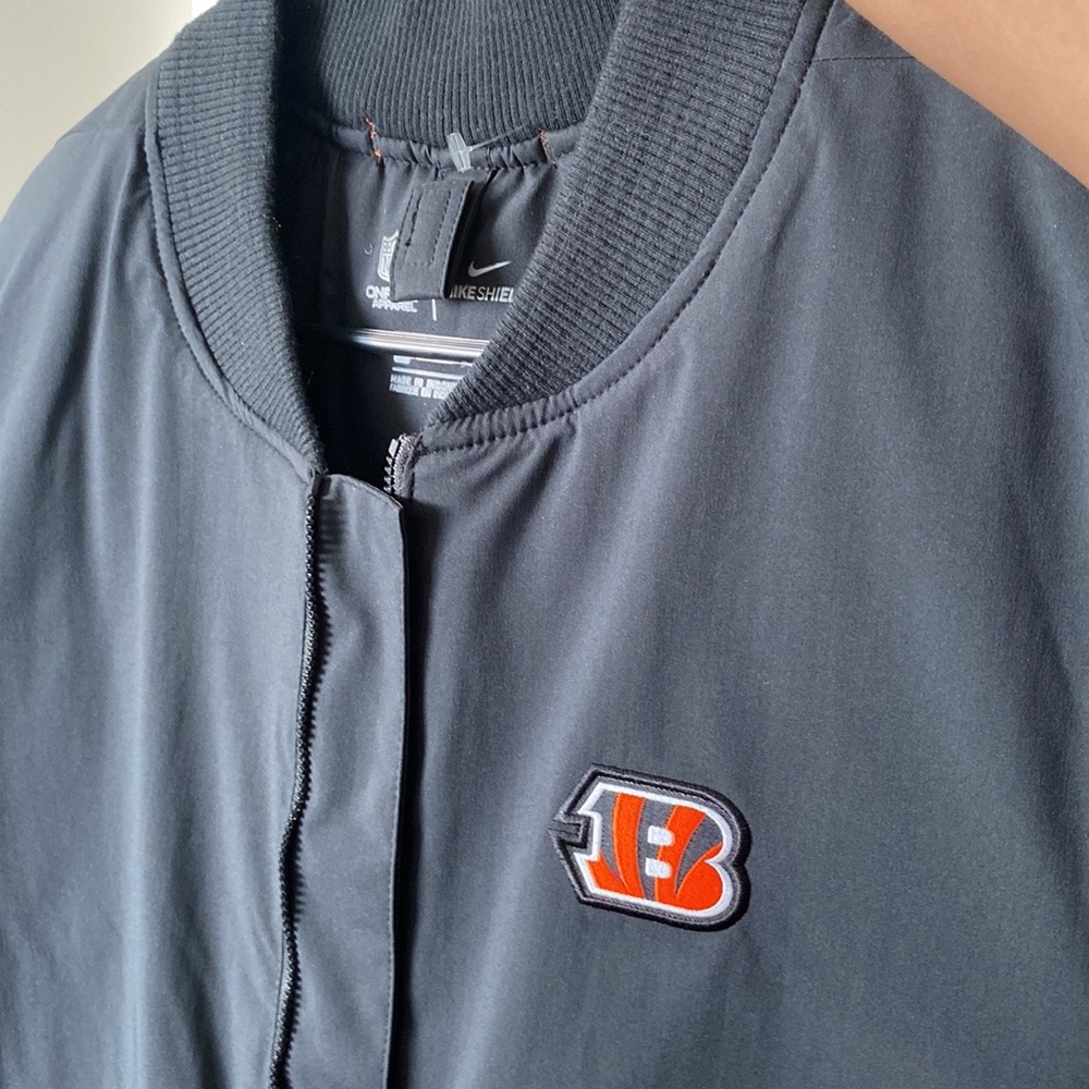 NIKE SHIELD ON FIELD CINCINNATI BENGALS BOMBER JACKET ADULT SMALL